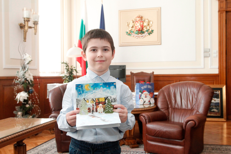 Председателят на Народното събрание Вежди Рашидов поощри дете, отличено в конкурса за коледна картичка на община Лясковец, която беше получена в парламента