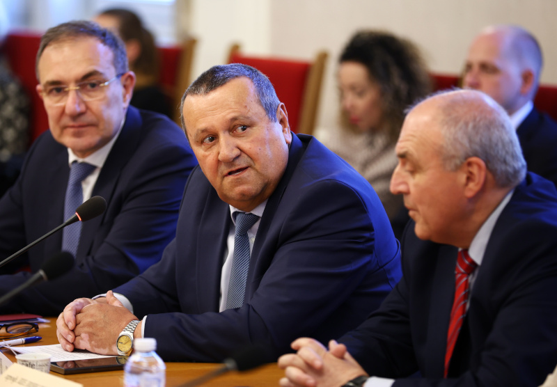 Възможностите за справяне с демографската криза бяха дискутирани на кръгла маса в Народното събрание Възможностите за справяне с демографската криза бяха дискутирани на кръгла маса в Народното събрание