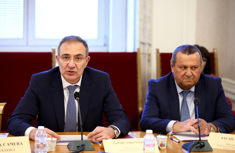 Възможностите за справяне с демографската криза бяха дискутирани на кръгла маса в Народното събрание Възможностите за справяне с демографската криза бяха дискутирани на кръгла маса в Народното събрание