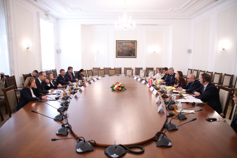 Възможностите за засилване на двустранното сътрудничество между България и Дания и в рамките на ЕС обсъдиха председателят на парламента Наталия Киселова и министърът по европейските въпроси на Дания Мари Биер