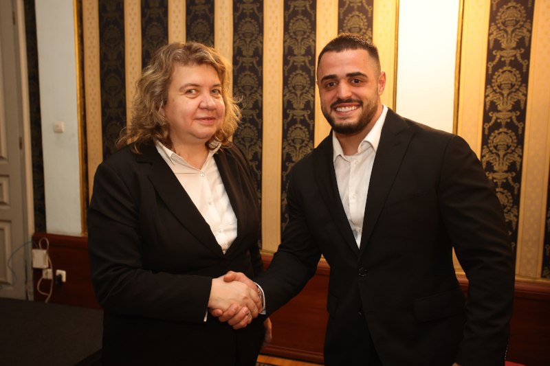 Председателят на Народното събрание Наталия Киселова присъства на церемонията по връчване на наградата „Мъж на годината“